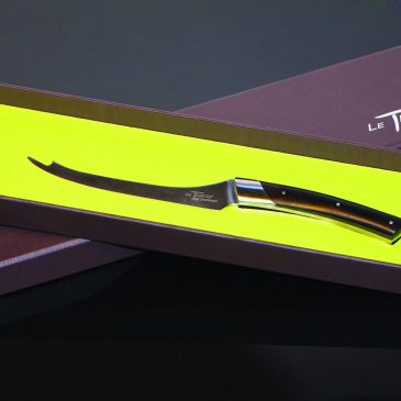 Un couteau pour « aplater » la Fourme d&rsquo;Ambert