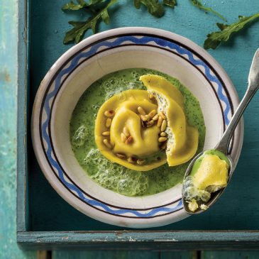 Grosse raviole au Bleu d&rsquo;Auvergne et pignons, émulsion de roquette