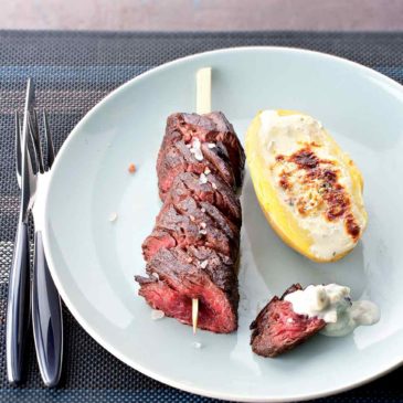 Brochettes d&rsquo;onglet de boeuf au Bleu d&rsquo;Auvergne et pommes au four